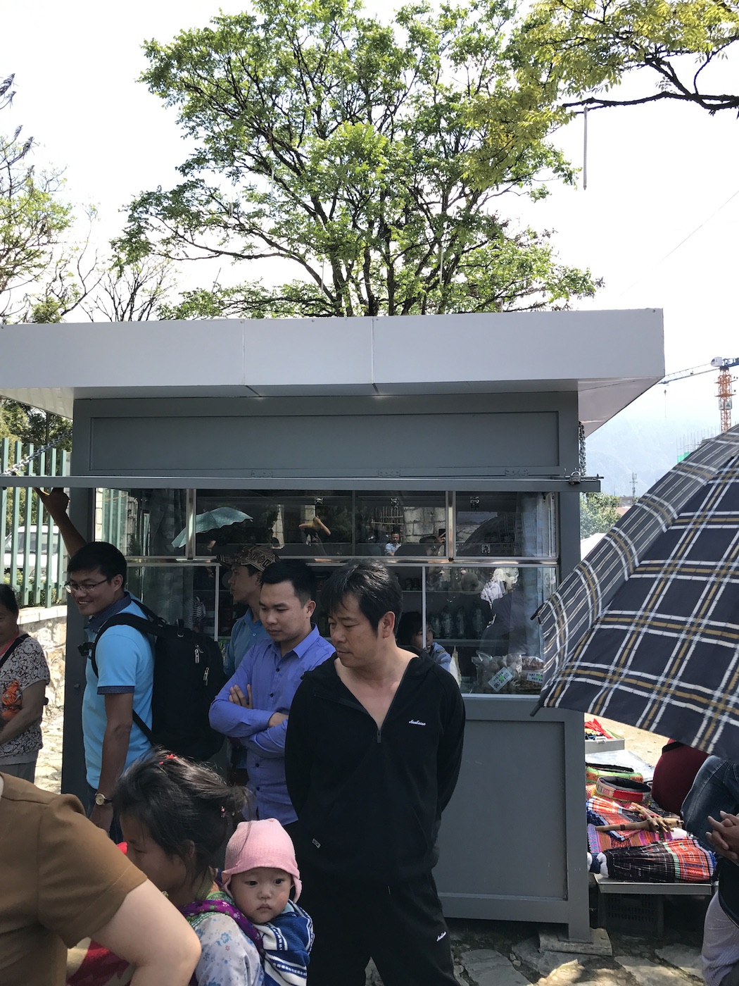 
Tr&ecirc;n khu vực nh&agrave; thờ đ&aacute; mọc l&ecirc;n 1 ki-ốt hướng dẫn th&ocirc;ng tin nhưng lại chủ yếu b&aacute;n h&agrave;ng lặt vặt cho du kh&aacute;ch. Thiết kế của ki-ốt n&agrave;y kh&ocirc;ng c&oacute; chi tiết n&agrave;o ăn nhập với nh&agrave; thờ đ&aacute;
