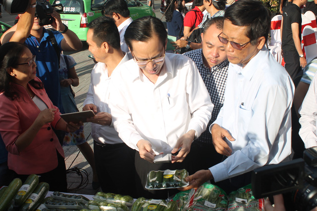 Ông Lê Thanh Liêm, Phó Chủ tịch UBND TP HCM trải nghiệm quét mã vạch truy xuất nguồn gốc rau trên điện thoại