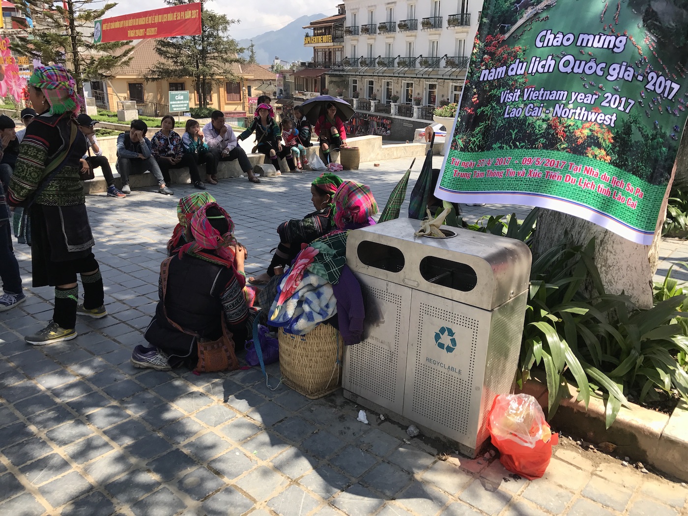 
Th&ugrave;ng r&aacute;c kh&ocirc;ng gọn g&agrave;ng, đầy r&aacute;c vứt bừa b&atilde;i xung quanh
