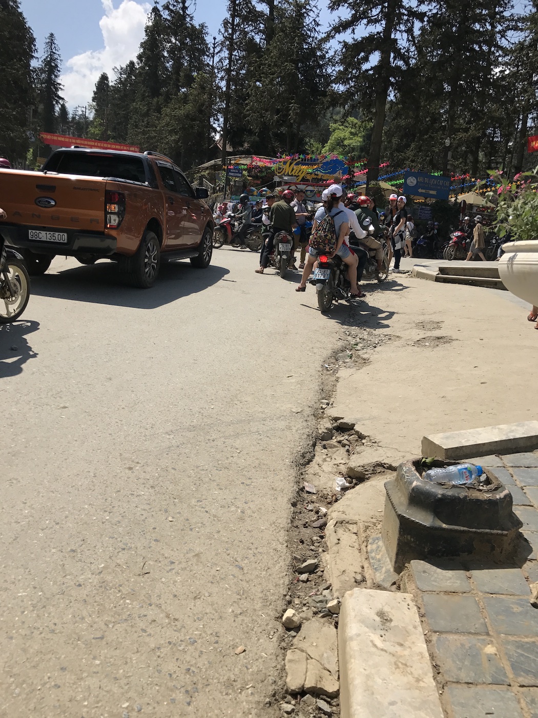 
Một cột đ&egrave;n đường bị g&atilde;y từ l&acirc;u. C&aacute;c vỉa h&egrave; cạnh nh&agrave; d&acirc;n th&igrave; mạnh ai nấy l&agrave;m, mỗi nh&agrave; mỗi kiểu.
