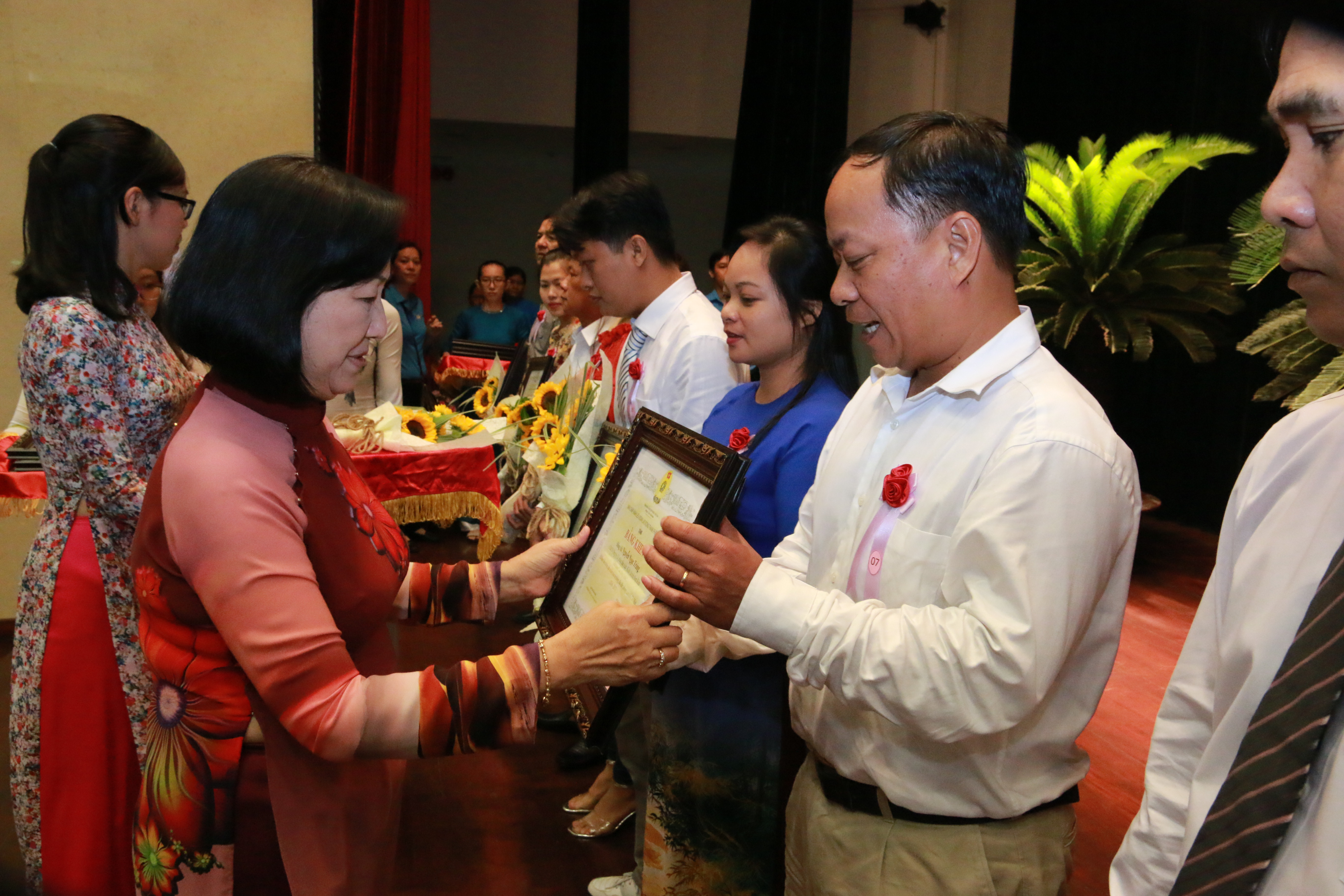 X&acirc;y dựng h&igrave;nh ảnh đội ngũ CNVC-LĐ tận tụy, th&acirc;n thiện, v&igrave; lợi &iacute;ch nh&acirc;n d&acirc;n - Ảnh 4.