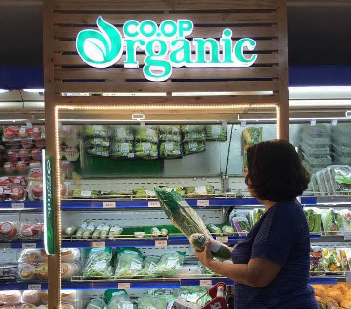 Rau hữu cơ "tràn" vào siêu thị, giá đến 60.000 đồng/kg