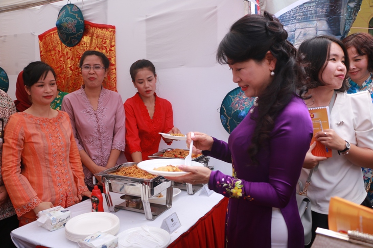 Cận cảnh Phu nh&acirc;n Thủ tướng dự Lễ hội v&agrave;ng ASEAN - Ảnh 12.