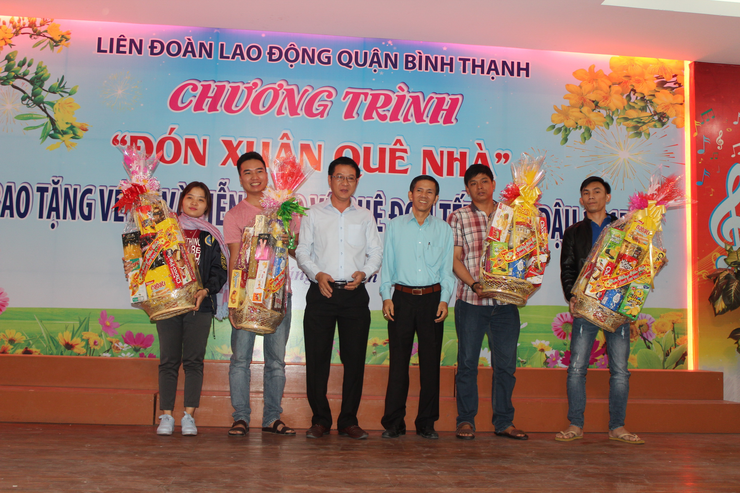 LĐLĐ quận Bình Thạnh, TP HCM trao quà cho các trưởng xe Ảnh: THANH NGA