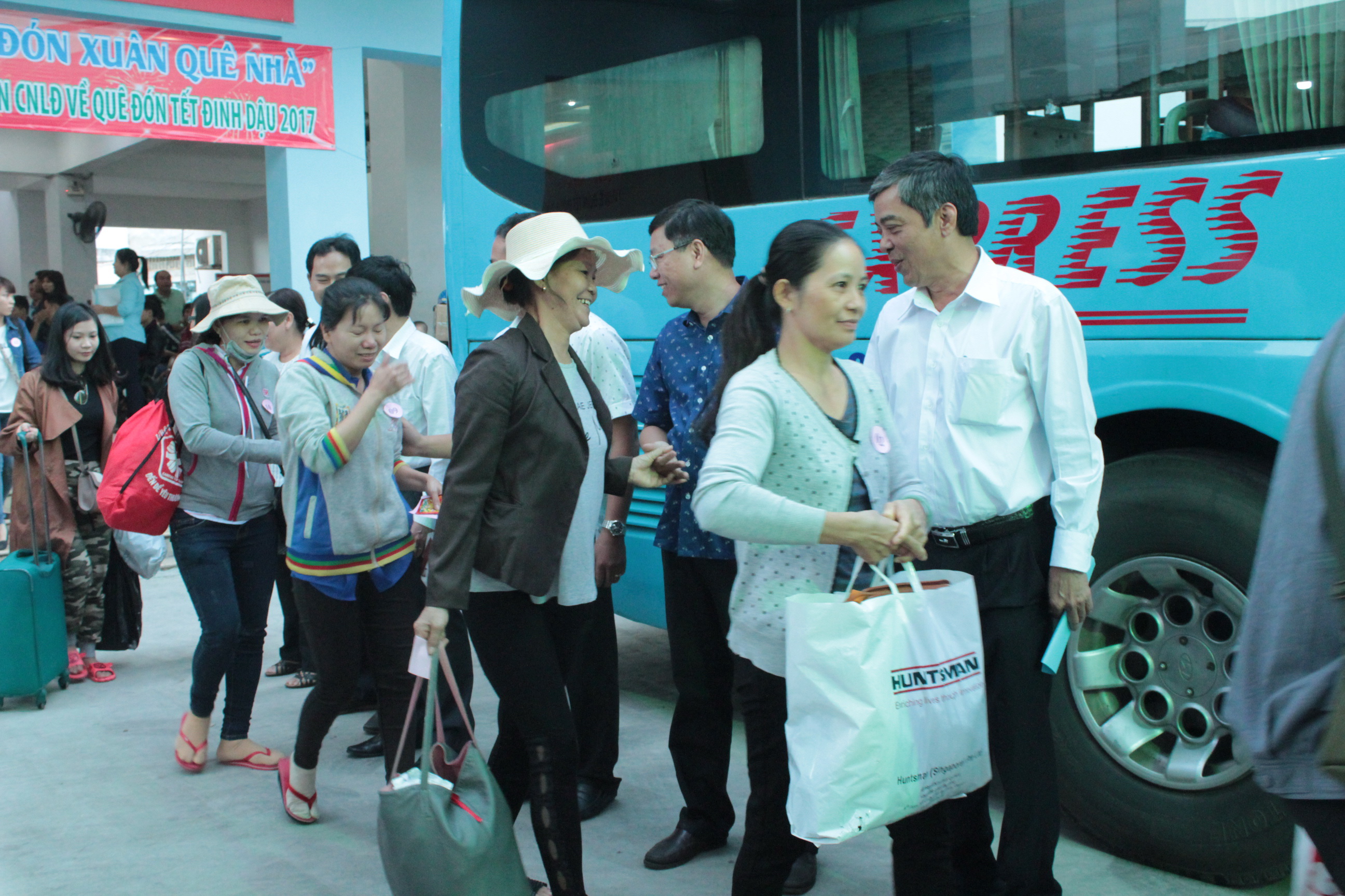 Ông Nguyễn Văn Khải, Phó Chủ tịch LĐLĐ TP, động viên công nhân trước giờ khởi hành Ảnh: THANH NGA
