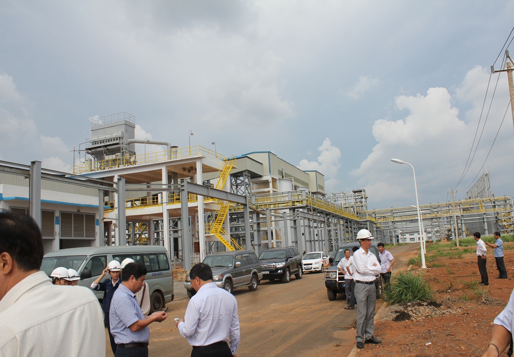 Bột trắng phủ đầy bên ngoài nhà máy Alumin