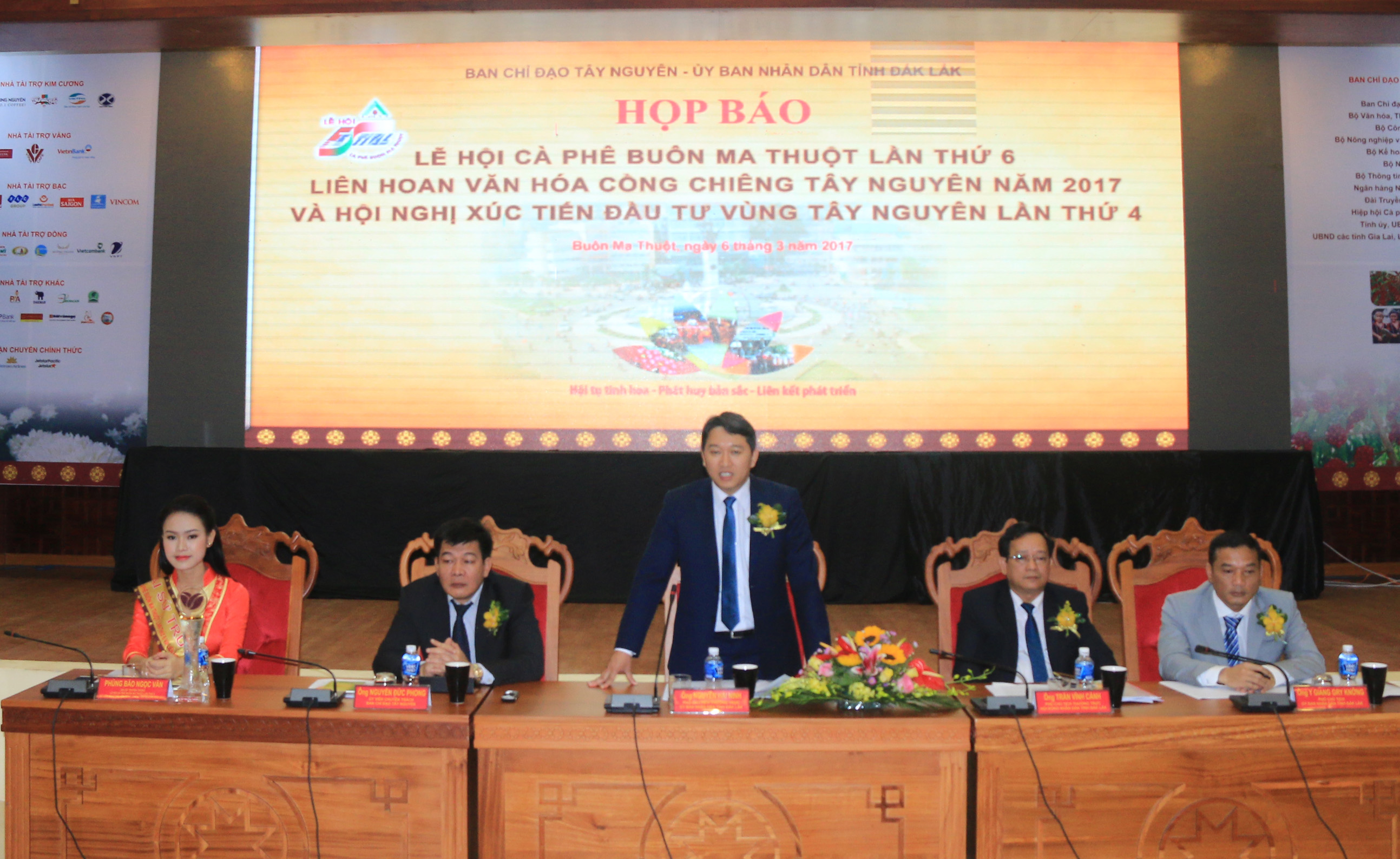 
&Ocirc;ng Nguyễn Hải Ninh trả lời c&aacute;c c&acirc;u hỏi của ph&oacute;ng vi&ecirc;n
