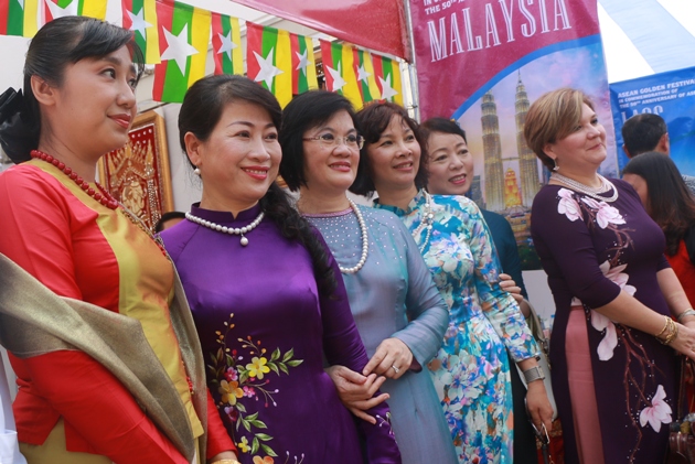 Cận cảnh Phu nh&acirc;n Thủ tướng dự Lễ hội v&agrave;ng ASEAN - Ảnh 11.