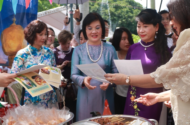 Cận cảnh Phu nh&acirc;n Thủ tướng dự Lễ hội v&agrave;ng ASEAN - Ảnh 10.