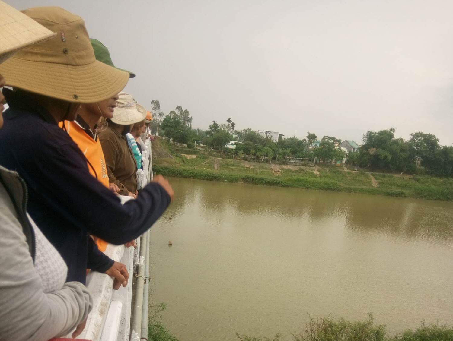 Bơi qua sông, nam thanh niên mất tích