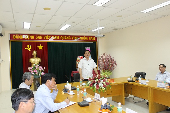 Bí thư Thành ủy TP HCM Đinh La Thăng làm việc với Cảng hàng không Quốc tế Tân Sơn Nhất ngày 15-1. Ảnh: Bảo Nghi