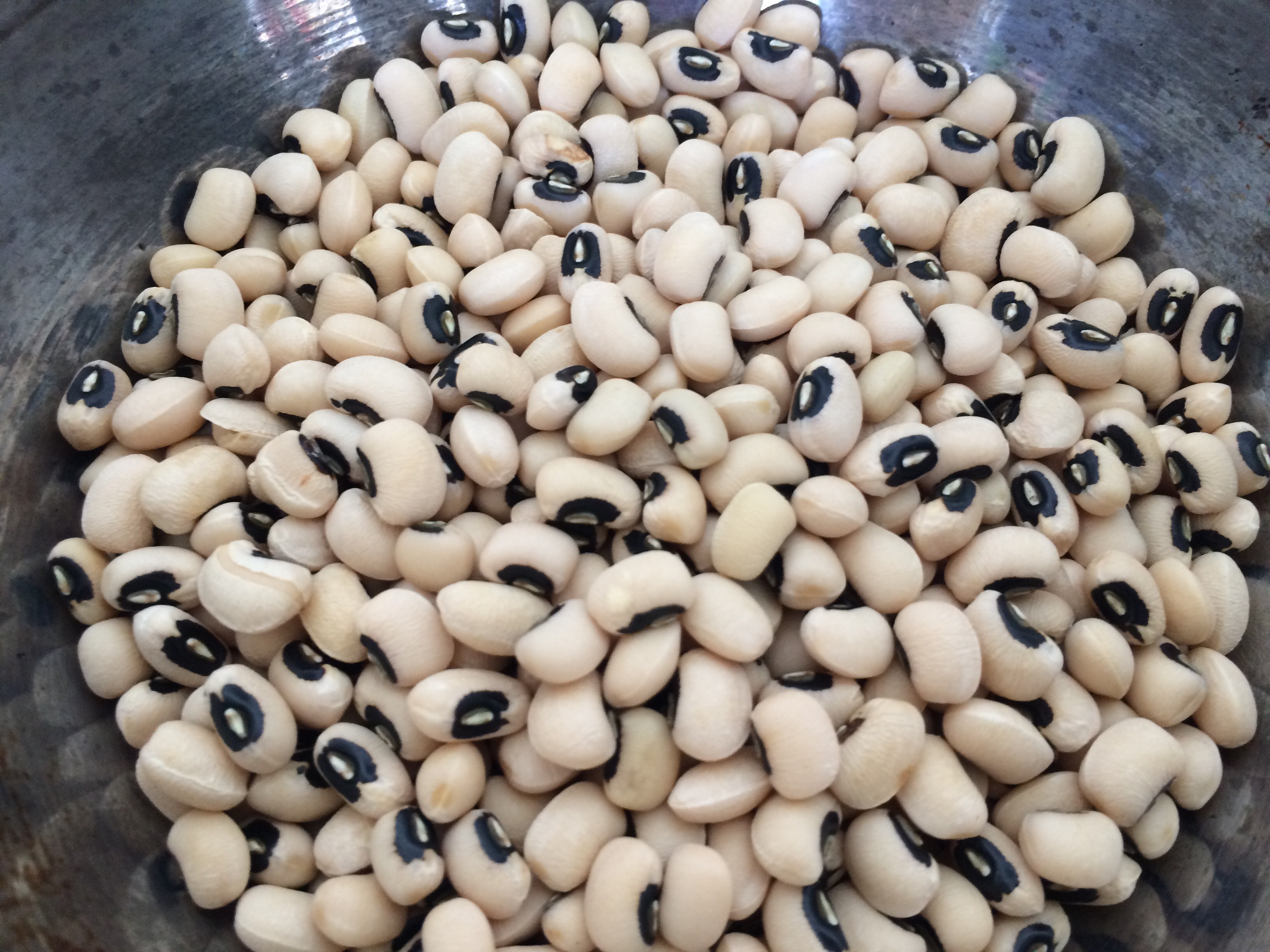 Ch&egrave; đậu trắng nấu bằng nồi cơm điện đơn giản m&agrave; ngon - Ảnh 2.