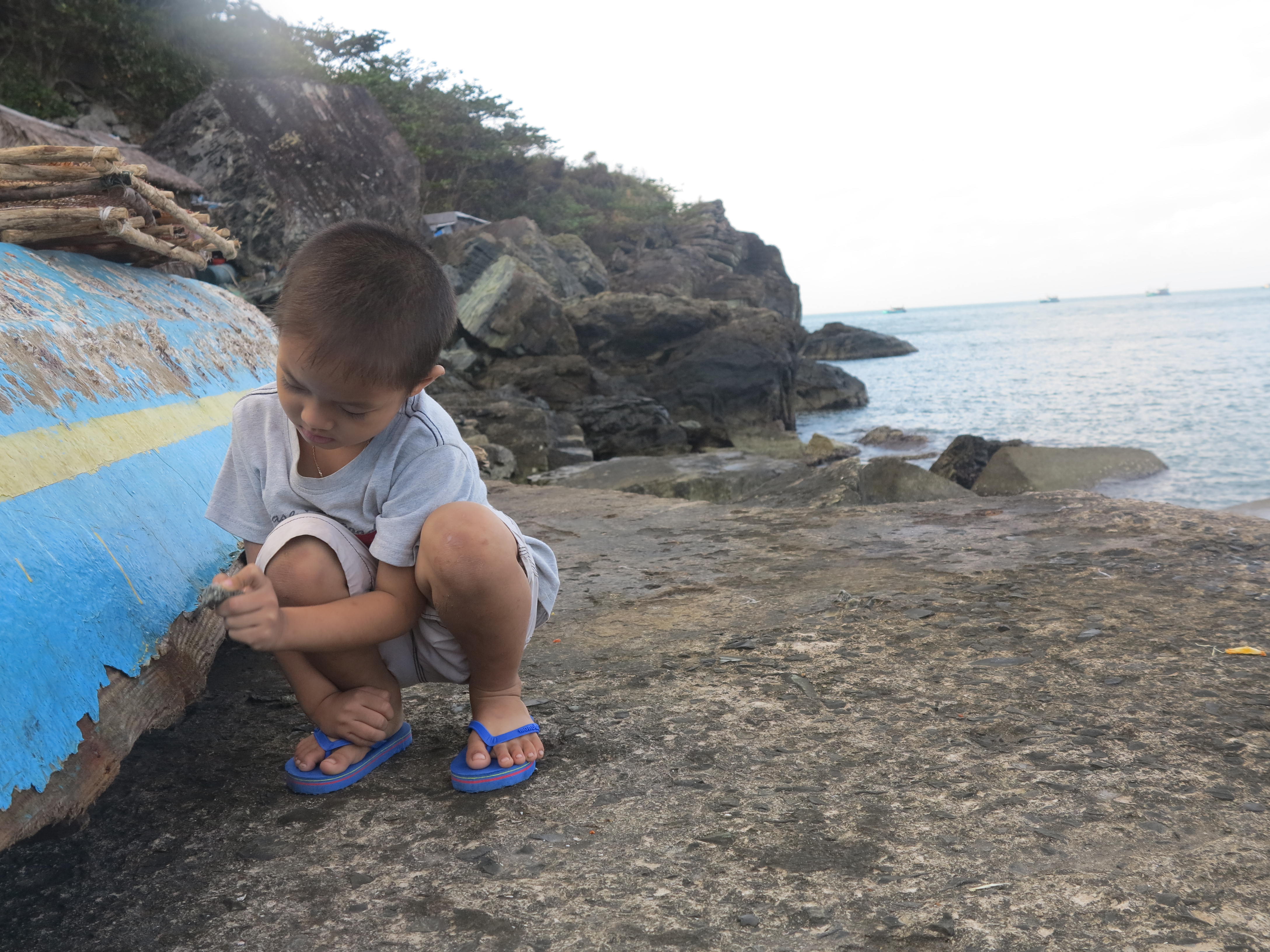Trò chơi mà những đứa trẻ nơi đảo này yêu thích là vẽ lên những thân tàu đã mục