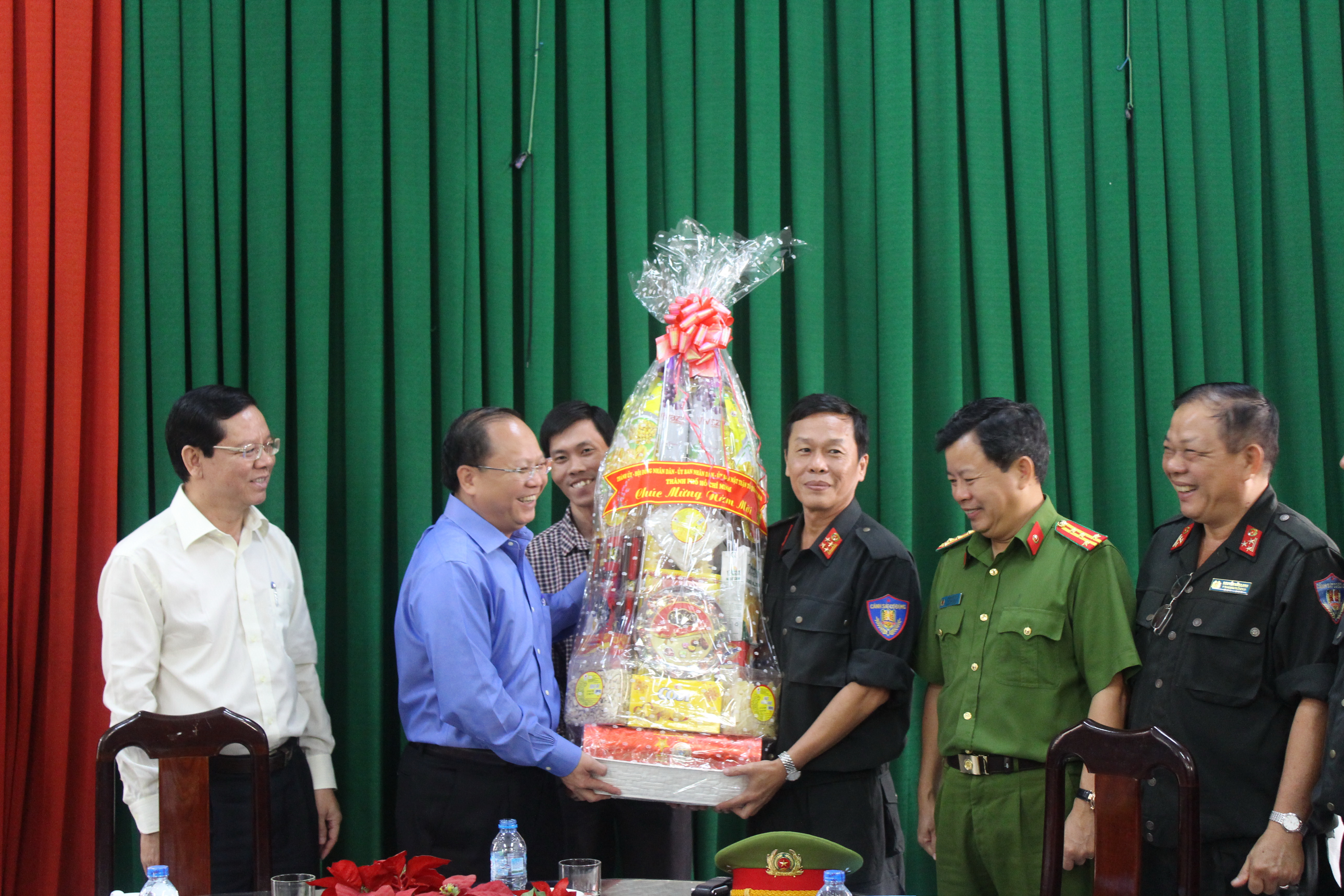 Phó Bí thư Thường trực Thành ủy TP HCM Tất Thành Cang tặng quà Tết cho Trung đoàn Cảnh sát cơ động. Ảnh: Bảo Nghi