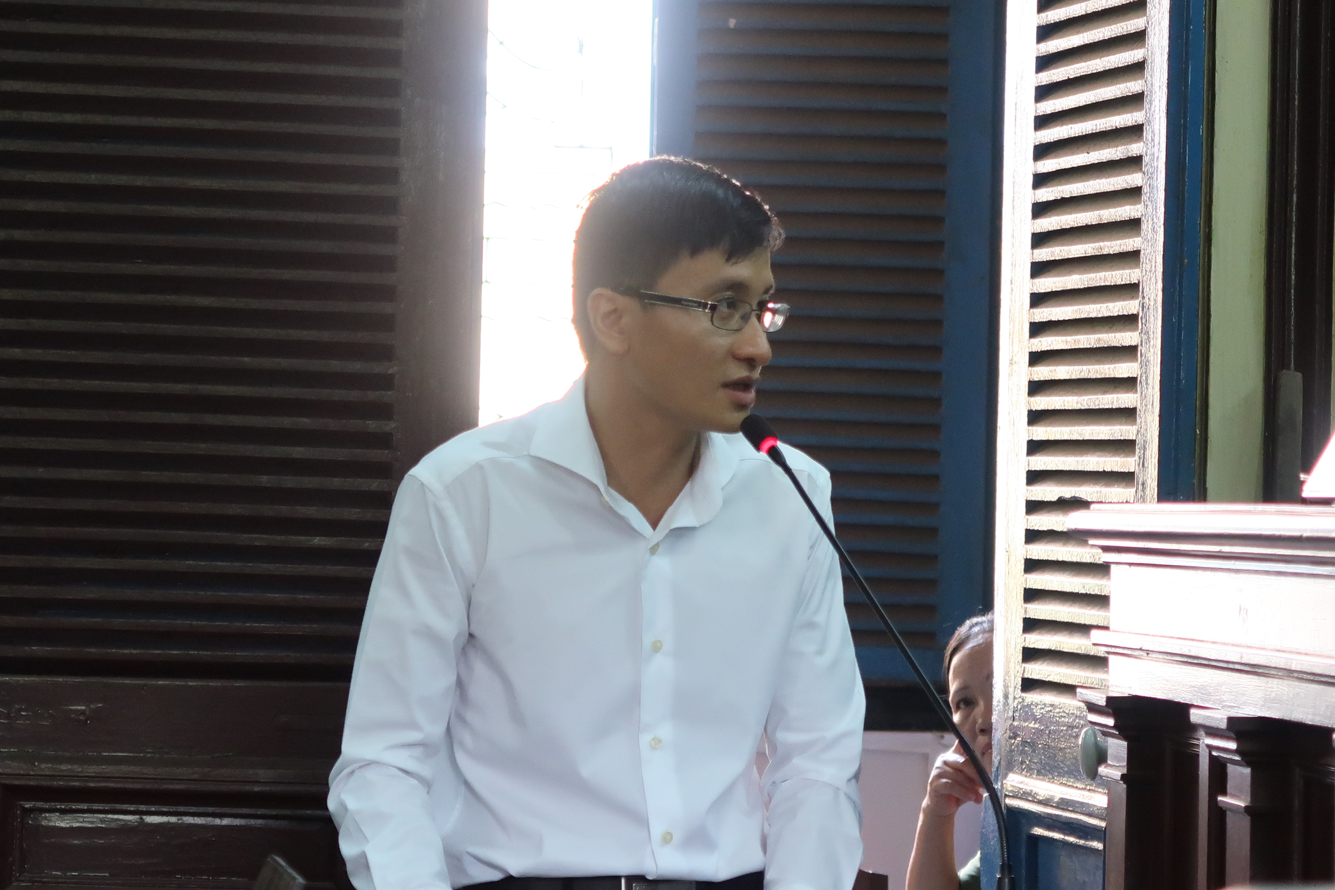 Hoa hậu Phương Nga c&acirc;m lặng trước t&ograve;a - Ảnh 2.