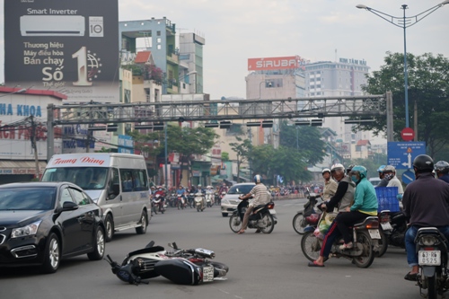 TP HCM: Sáng sớm, taxi húc xe máy văng 10m