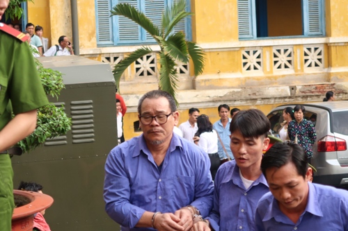 Đang xử vụ đ&agrave;n em Năm Cam truy s&aacute;t người ở bệnh viện - Ảnh 2.