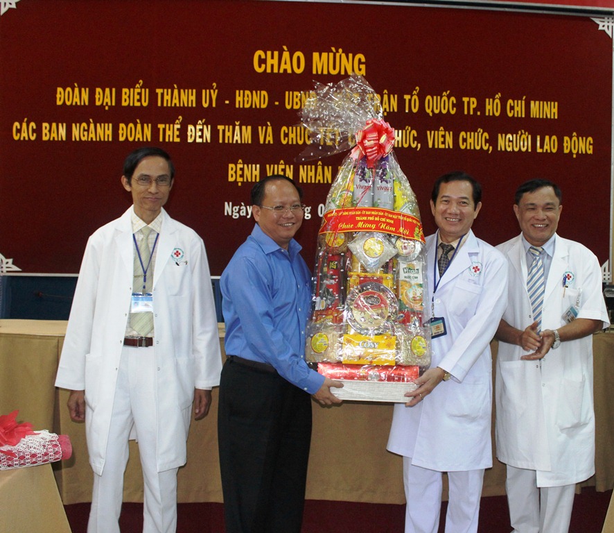 Phó Bí thư Thường trực Thành ủy TP HCM Tất Thành Cang tặng quà Tết cho Bệnh viện Nhân dân 115. Ảnh: Bảo Ngọc
