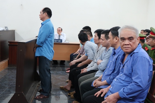 Trấn lột người nghèo, băng "đầu gấu" xộ khám