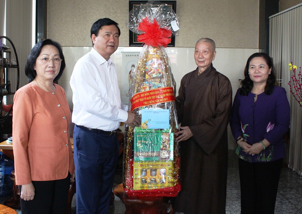 Bí thư Thành ủy TP HCM Đinh La Thăng tặng quà Hòa thượng Thích Trí Quảng. Ảnh: Bảo Nghi