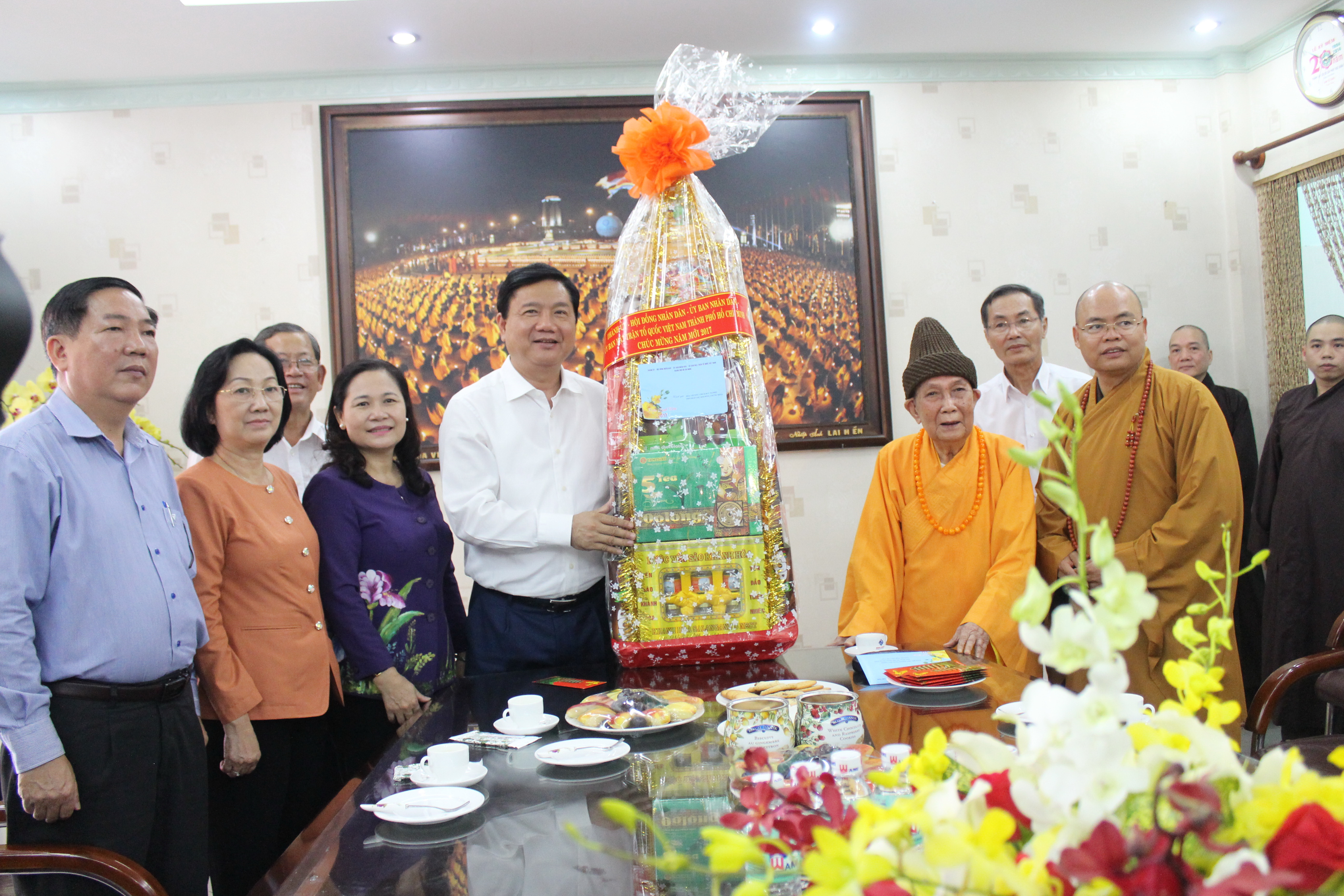 Bí thư Thành ủy TP HCM Đinh La Thăng tặng quà Hòa thượng Thích Đức Nghiệp Ảnh: Bảo Ngọc