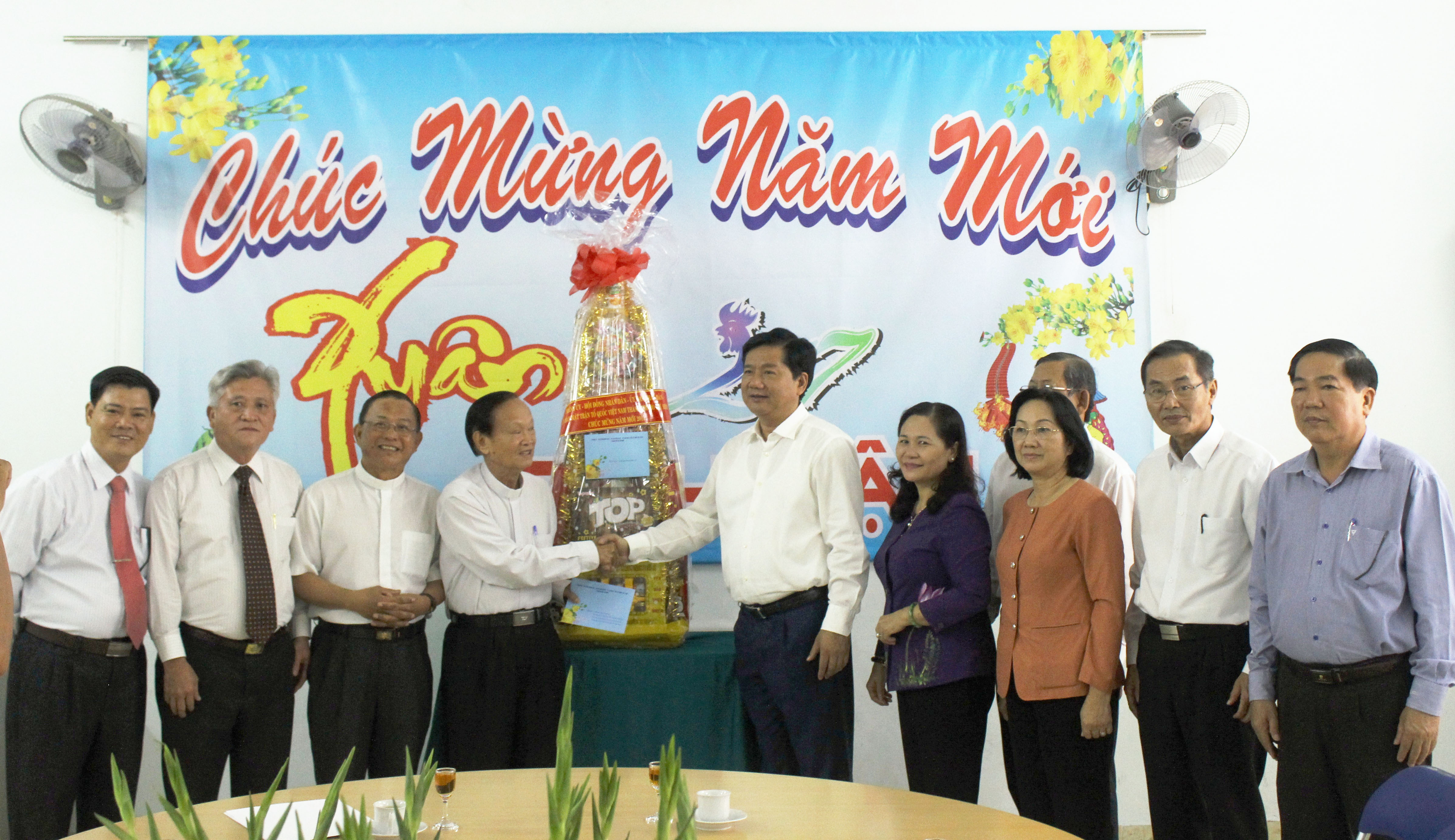 Bí thư Thành ủy TP HCM Đinh La Thăng chúc Tết Linh mục Phan Khắc Từ. Ảnh: Bảo Ngọc