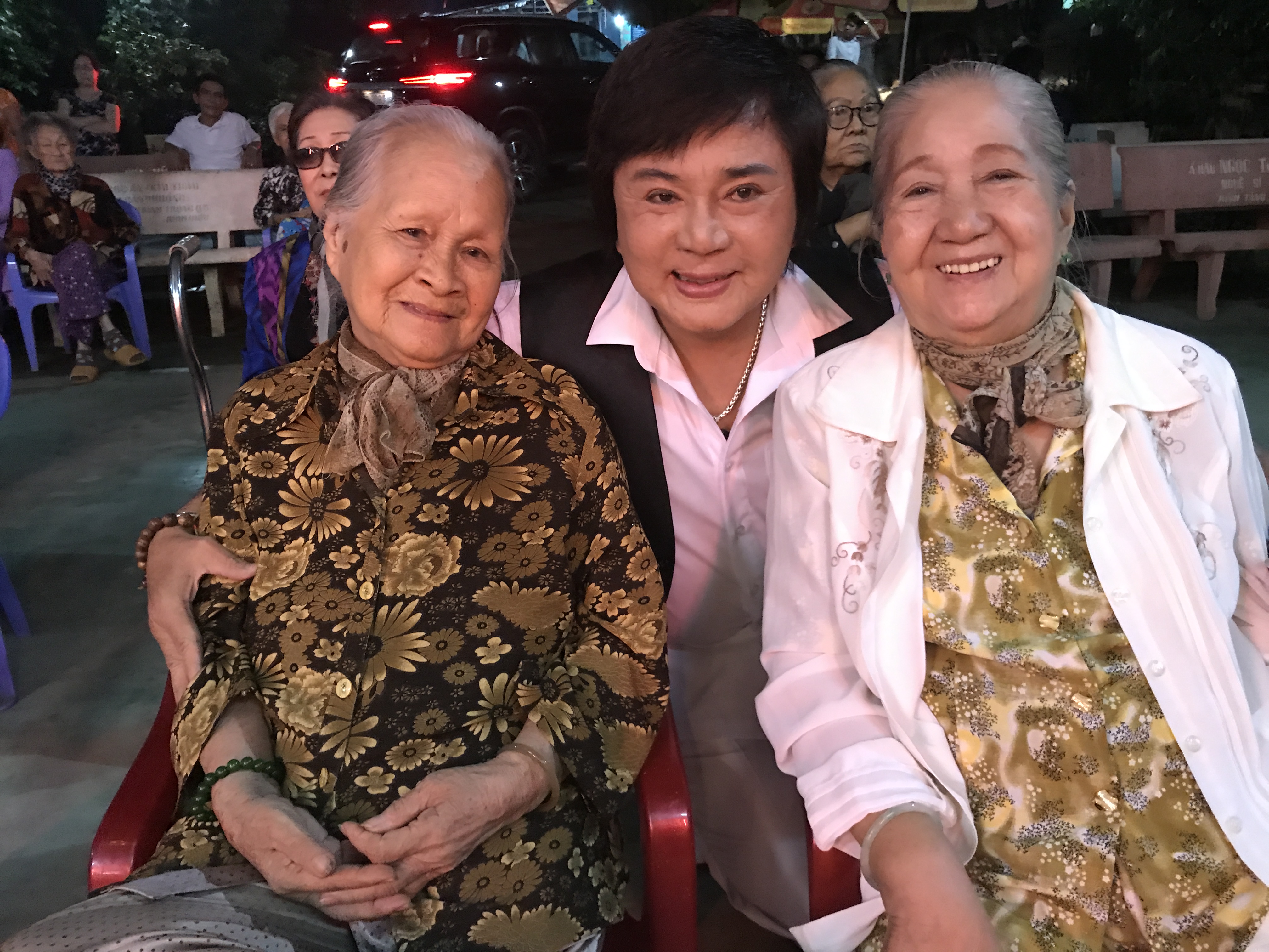 NS Ch&acirc;u Thanh quỳ h&aacute;t tại Khu dưỡng l&atilde;o nghệ sĩ - Ảnh 2.