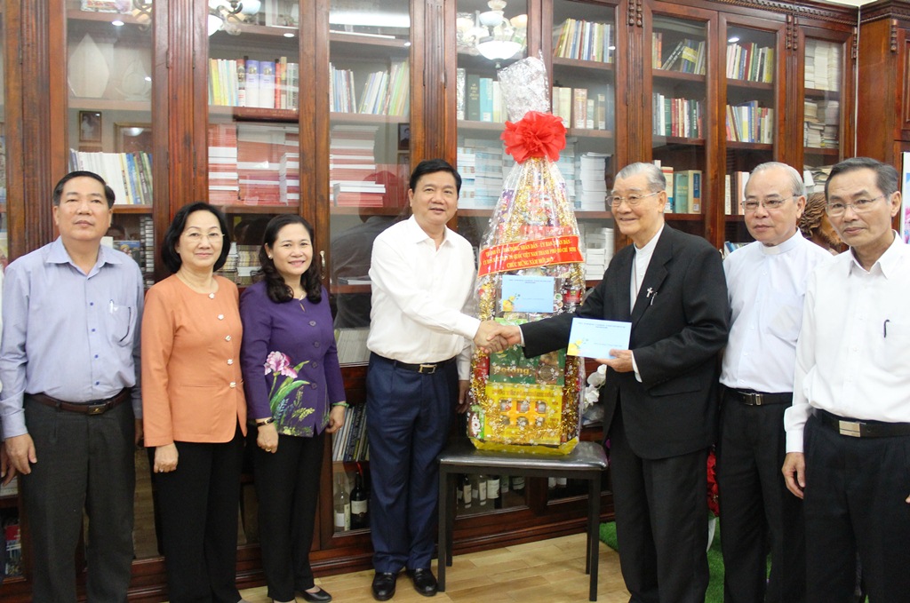 Bí thư Thành ủy TP HCM Đinh La Thăng chúc Tết Hồng y Phạm Minh Mẫn. Ảnh: Bảo Nghi