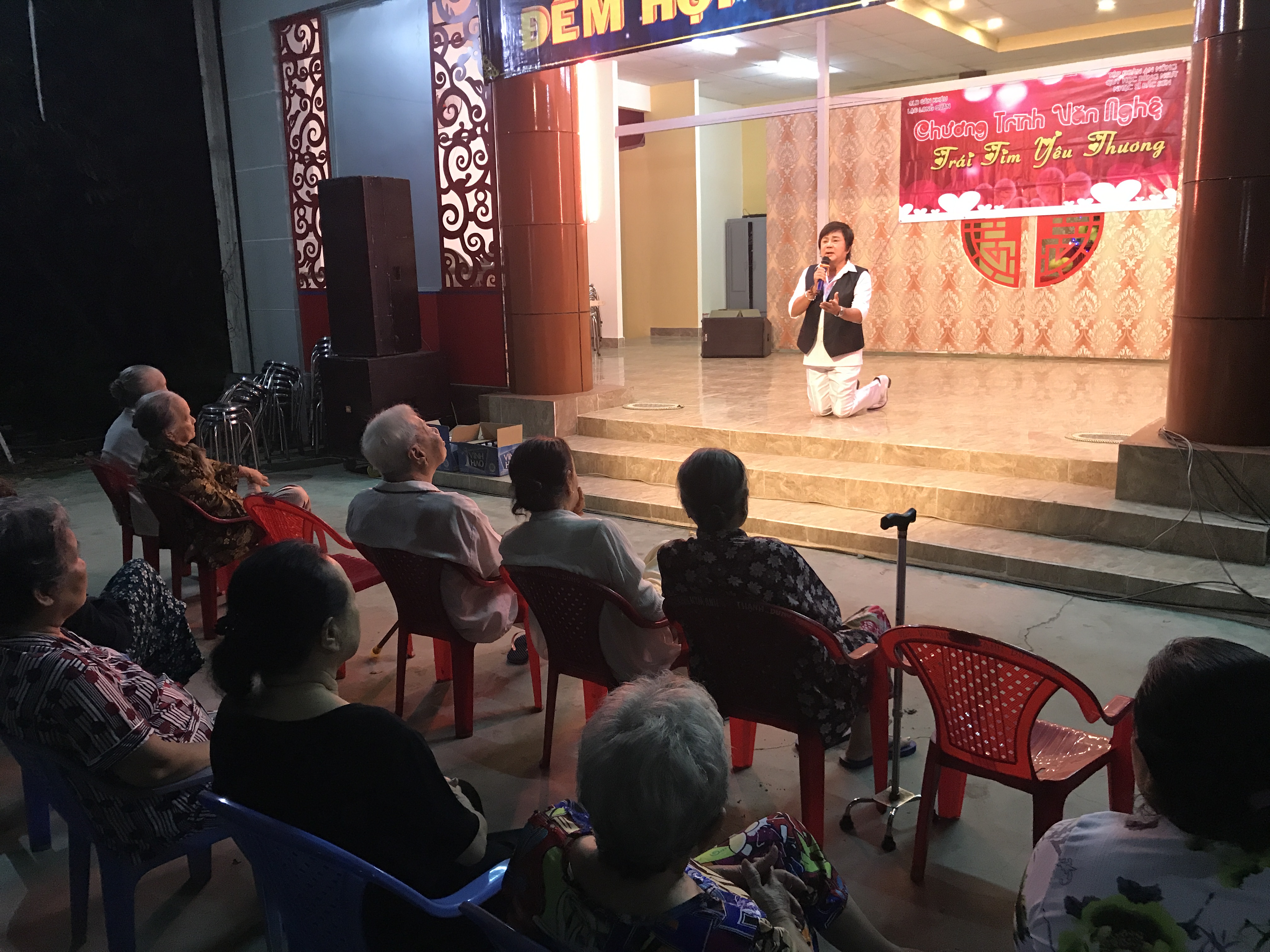NS Châu Thanh quỳ hát tại Khu dưỡng lão nghệ sĩ