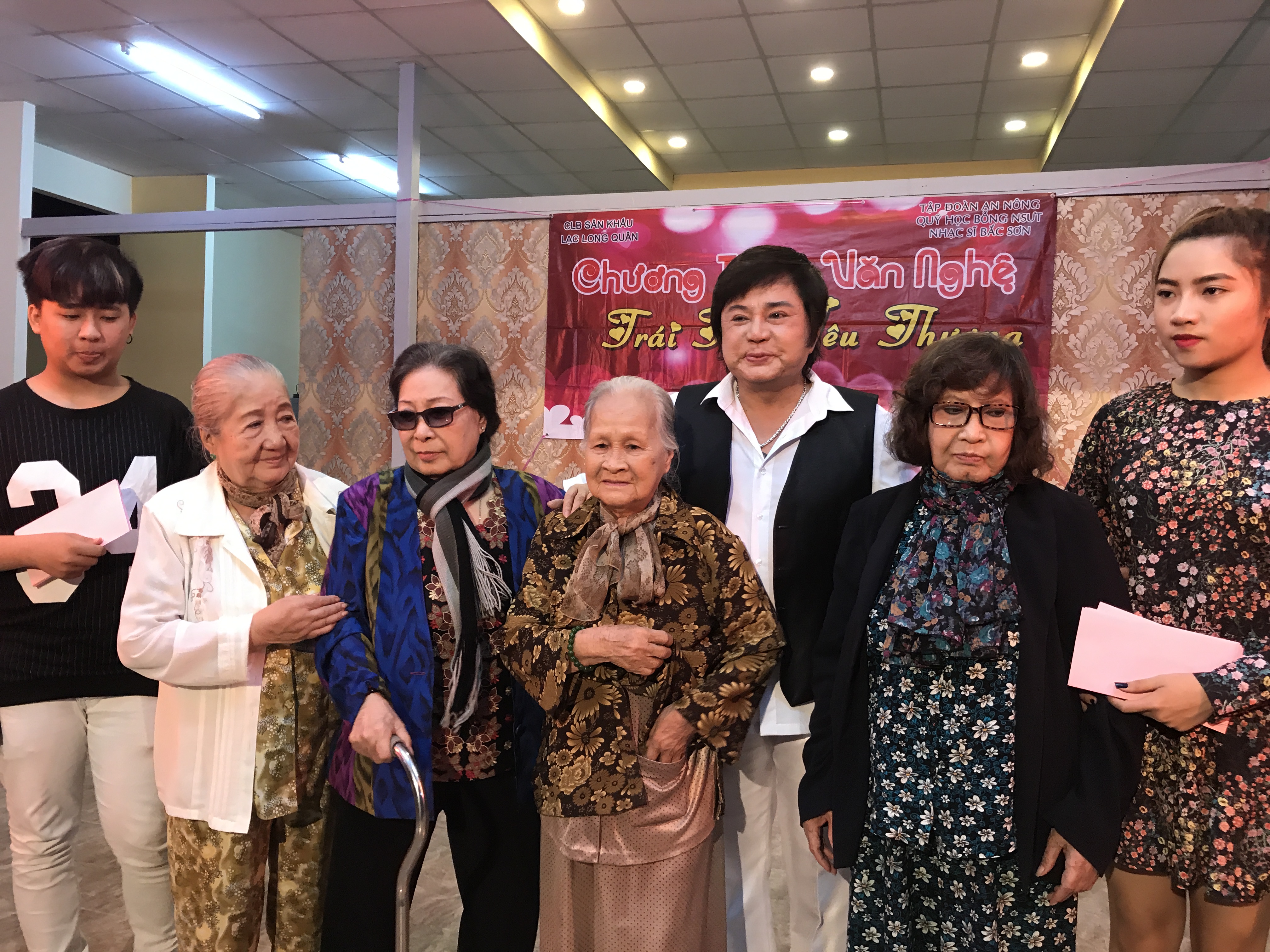 NS Ch&acirc;u Thanh quỳ h&aacute;t tại Khu dưỡng l&atilde;o nghệ sĩ - Ảnh 3.