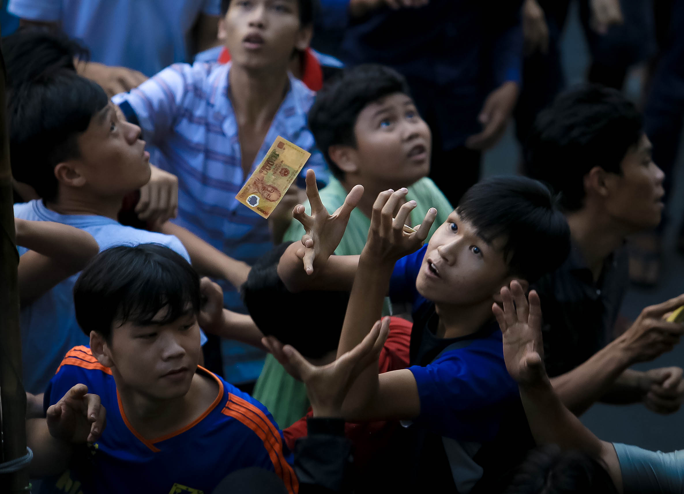 Hàng trăm người náo loạn giật cô hồn ngày rằm tháng 7