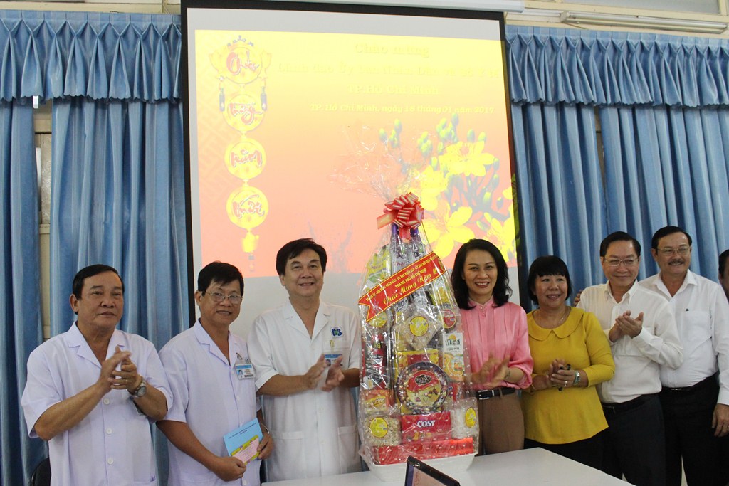 
Ph&oacute; Chủ tịch UBND TP HCM Nguyễn Thị Thu (thứ tư từ phải qua) ch&uacute;c Tết CBCNV Bệnh viện Ung Bướu TP HCM. Ảnh: Bảo Nghi

