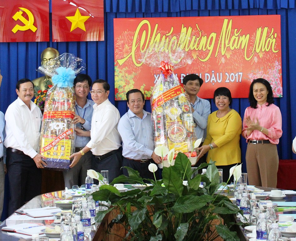 
Ph&oacute; Chủ tịch UBND TP HCM Nguyễn Thị Thu (b&igrave;a phải) ch&uacute;c Tết CBCNV Cơ sở x&atilde; hội Thanh thiếu ni&ecirc;n 2. Ảnh: Bảo Ngọc
