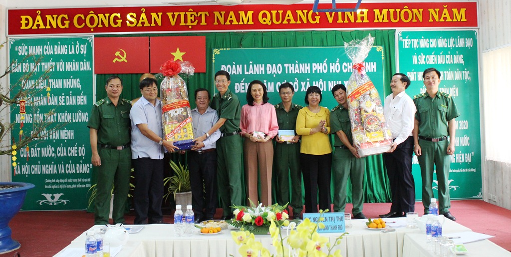 
Ph&oacute; Chủ tịch UBND TP HCM Nguyễn Thị Thu (thứ năm từ tr&aacute;i qua) ch&uacute;c Tết CBCNV Cơ sở x&atilde; hội Nhị Xu&acirc;n. Ảnh: Bảo Nghi
