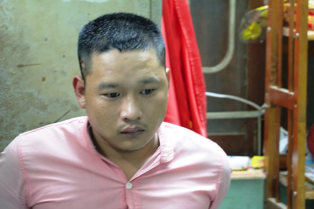 
Ki&ecirc;n bị bắt đưa đến trụ sở c&ocirc;ng an l&agrave;m r&otilde; h&agrave;nh vi g&acirc;y rối trật tự x&atilde; hội của m&igrave;nh (Ảnh do c&ocirc;ng an cung cấp)
