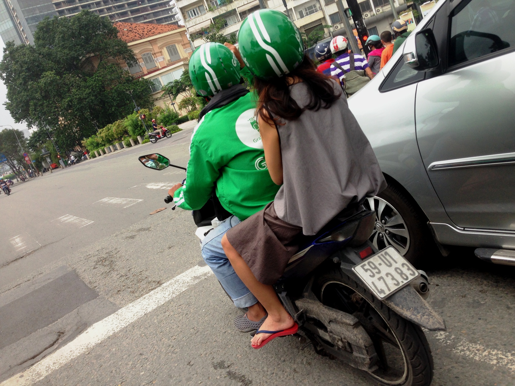 Tài xế GrabBike bị đâm nhiều nhát khi đón khách