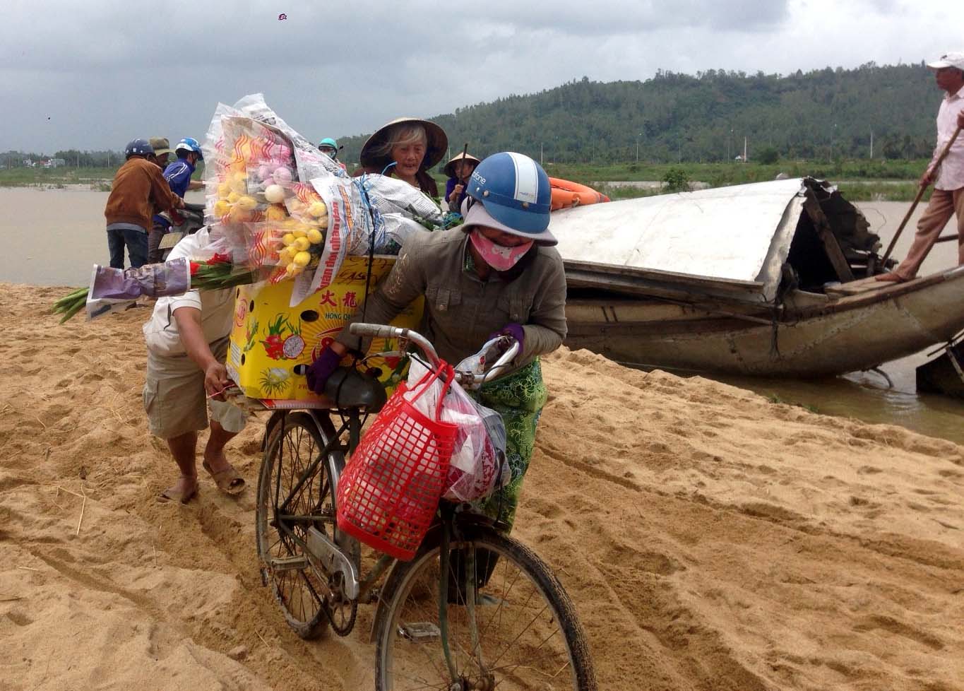 Cảnh tượng cực khổ của người d&acirc;n th&ocirc;n An Ph&uacute;, x&atilde; Tịnh An, TP Quảng Ng&atilde;i trong s&aacute;ng 30 Tết. Ảnh: Tử Trực