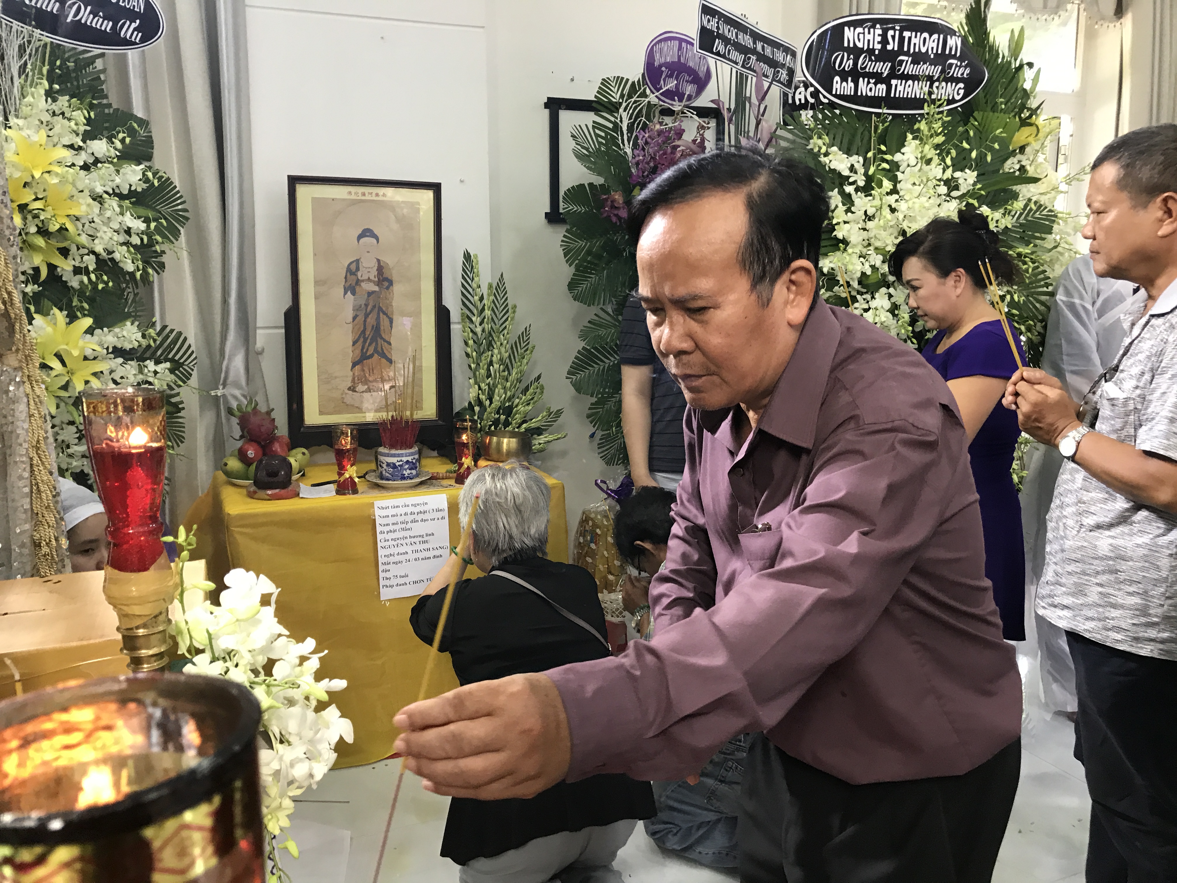 NSƯT Giang Châu thắp hương tiễn biệt NSƯT Thanh Sang