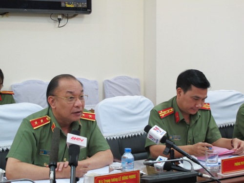 Trung tướng Lê Đông Phong trao đổi với phóng viên các báo, đài