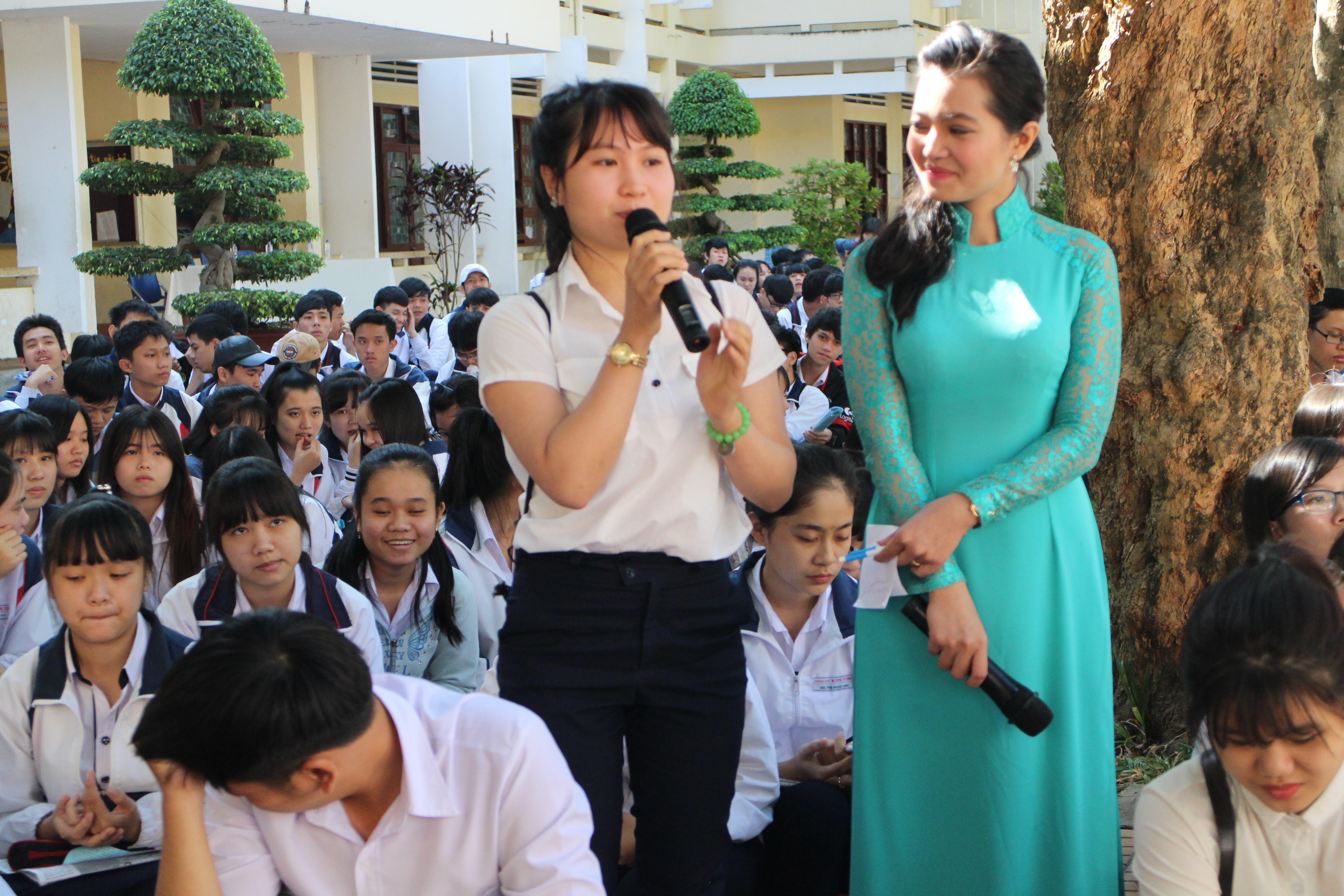 
Th&iacute; sinh đặt c&acirc;u hỏi trong Chương tr&igrave;nh Đưa trường học đến th&iacute; sinh do b&aacute;o Người Lao Động tổ chức
