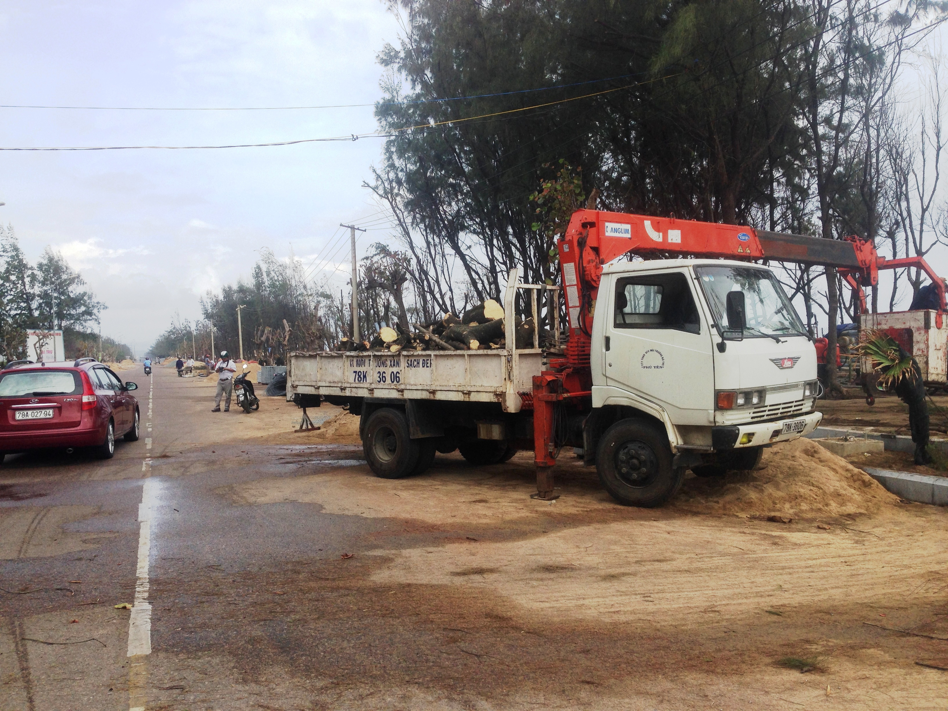 Nhiều người cho rằng tổng mức đầu tư dự toán cho con đường đi bô này lên gần 68,5 tỷ đồng là quá khủng