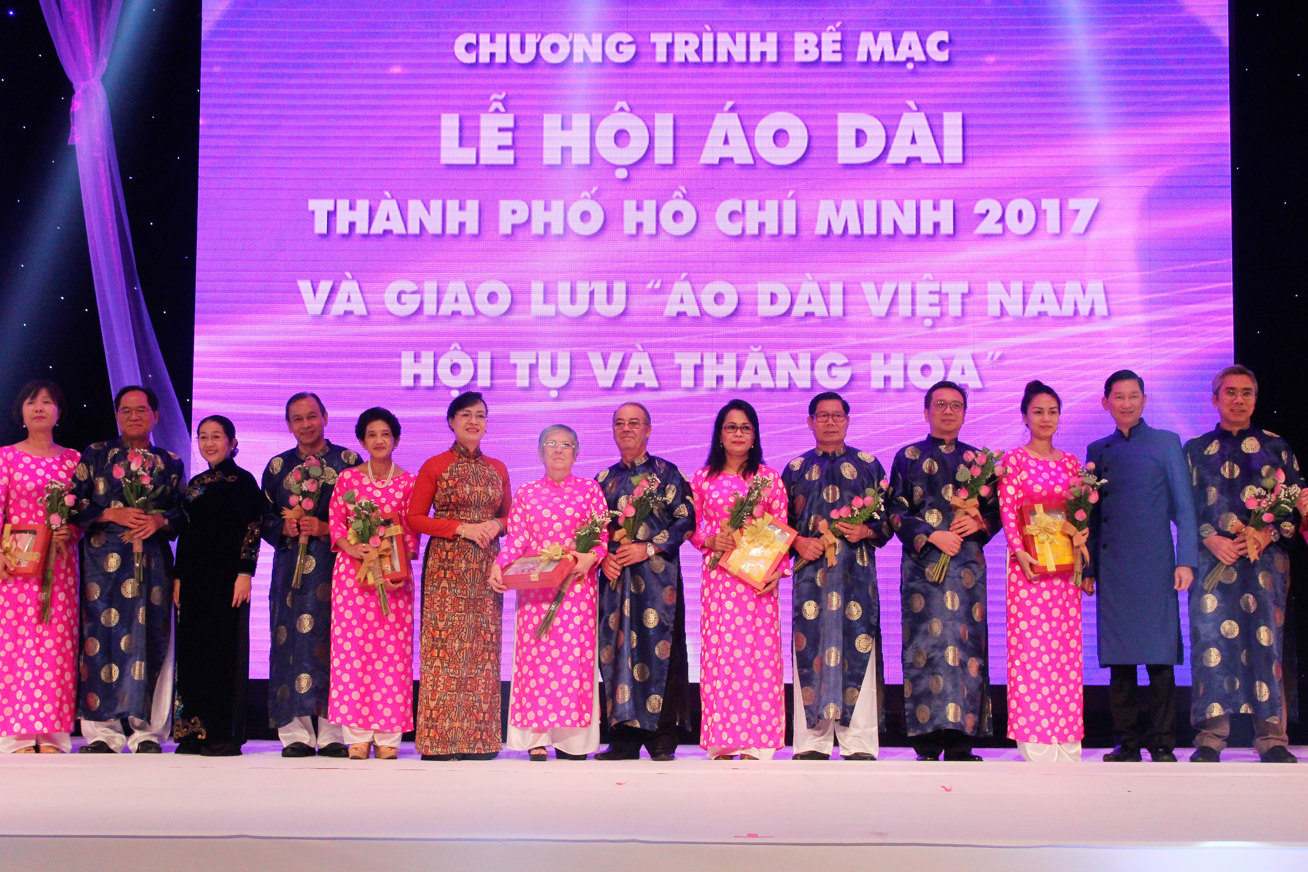 Lãnh đạo TP tặng hoa và chụp hình lưu niệm với đại diện các Lãnh sự quán.