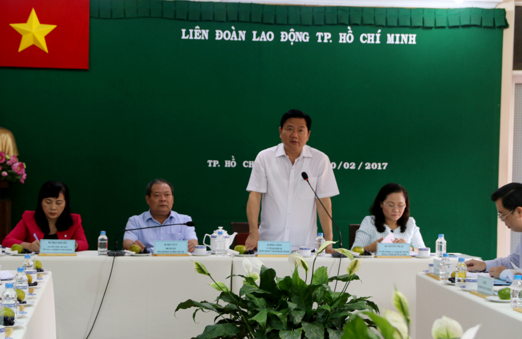 &Ocirc;ng Đinh La Thăng, B&iacute; Thư Th&agrave;nh ủy TP HCM l&agrave;m việc với Li&ecirc;n đo&agrave;n Lao động TP HCM v&agrave;o chiều 10-2.