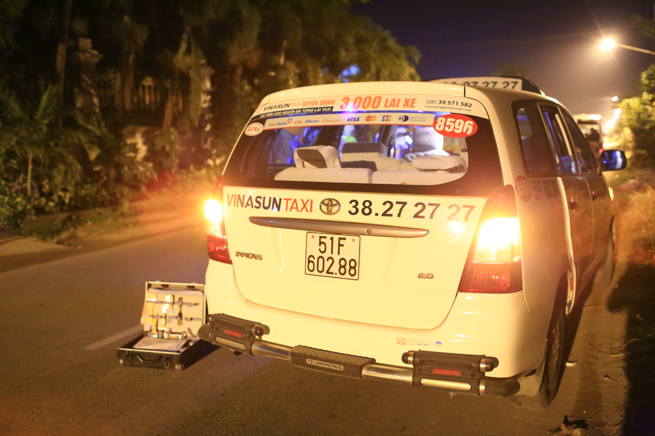 Bị cướp đâm, tài xế taxi vùng chạy thoát