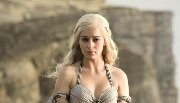 Emilia Clarke - Đóa hồng quyến rũ lẻ bóng