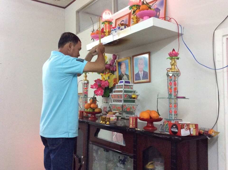 
&Ocirc;ng Bảo T&agrave;i thắp hương l&ecirc;n b&agrave;n thờ &ocirc;ng b&agrave;, tổ ti&ecirc;n trước khi trở l&ecirc;n TP HCM tiếp tục c&ocirc;ng việc phụ hồ
