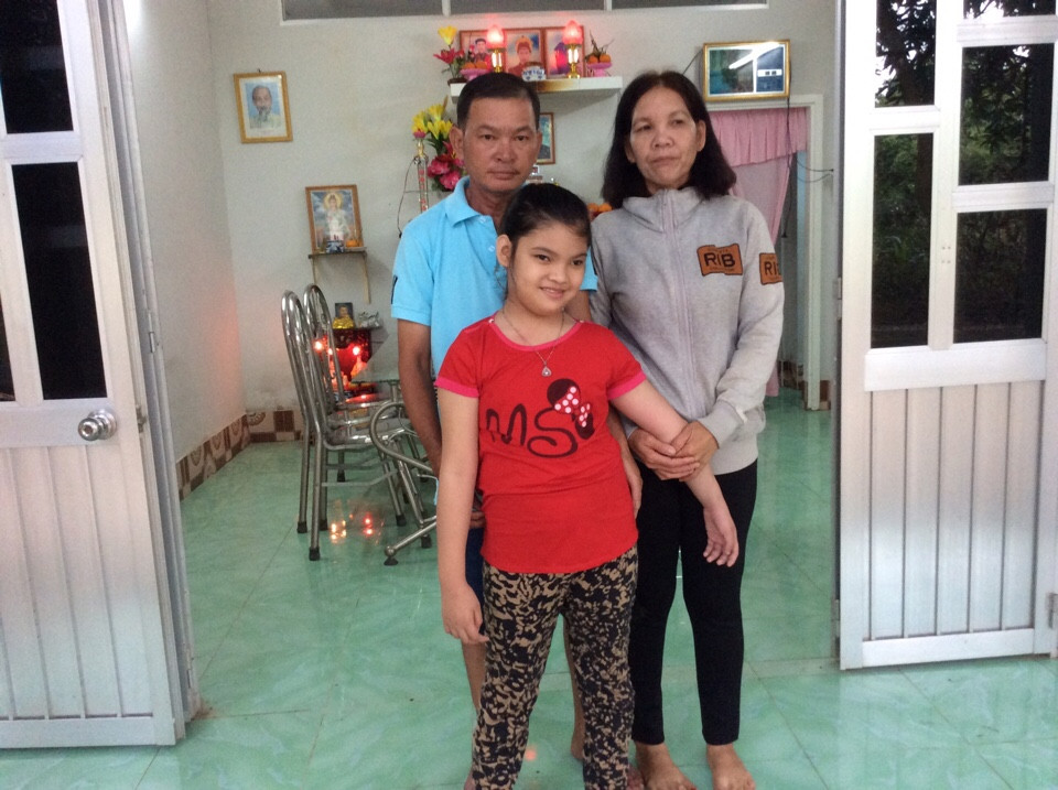 
Vị ho&agrave;ng th&acirc;n Bảo T&agrave;i c&ugrave;ng vợ v&agrave; con g&aacute;i trong căn nh&agrave; do bạn đọc B&aacute;o Người Lao Động v&agrave; C&ocirc;ng ty CP Gentraco x&acirc;y tặng
