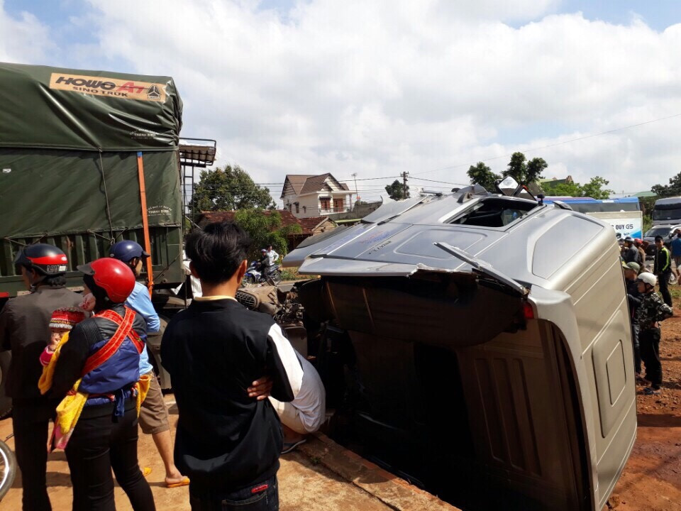 Cú tông mạnh làm xe container đứt lìa phần đầu