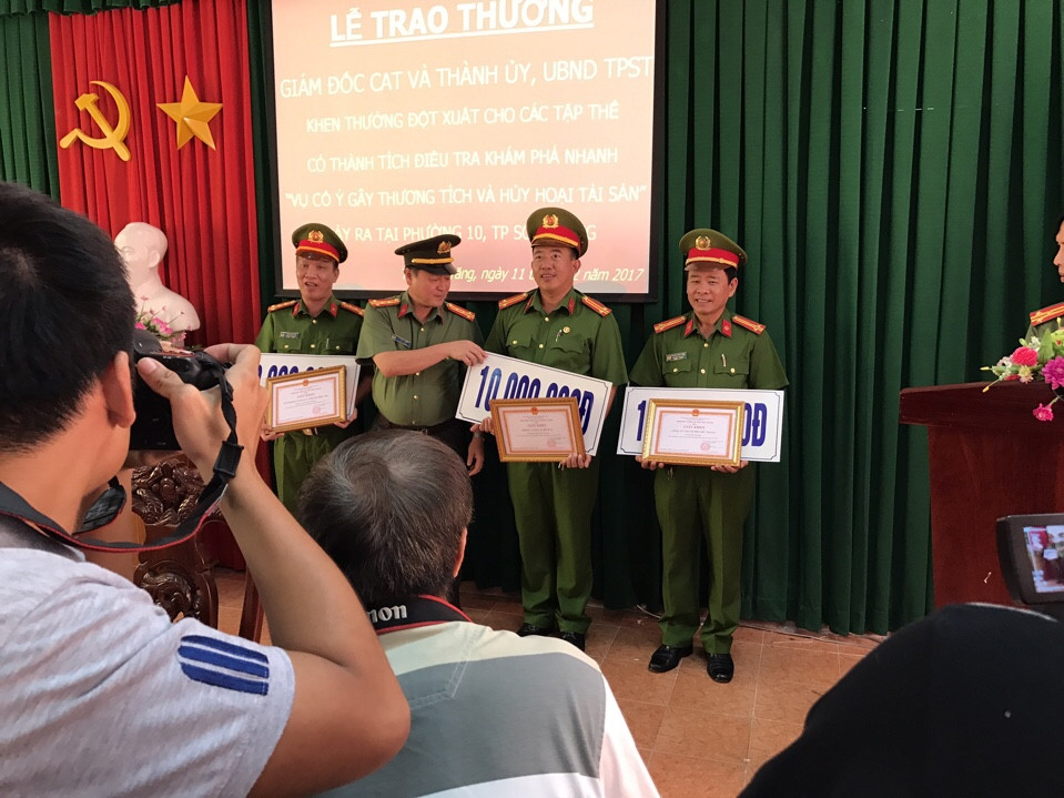 Giám đốc Công an tỉnh Sóc Trăng Lê Minh Quang (thứ 2 từ trái qua) trao giấy khen và phần thưởng nóng cho lãnh đạo PC44, PC45 và Công an TP Sóc Trăng