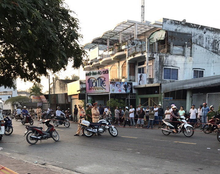 Đôi nam nữ ôm nhau chết trên vỉa hè với nhiều vết đâm